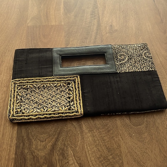 RAW SILK & gold  Zardozi Clutch, NWOT. Dust bag offered with it. - Picture 2 of 3